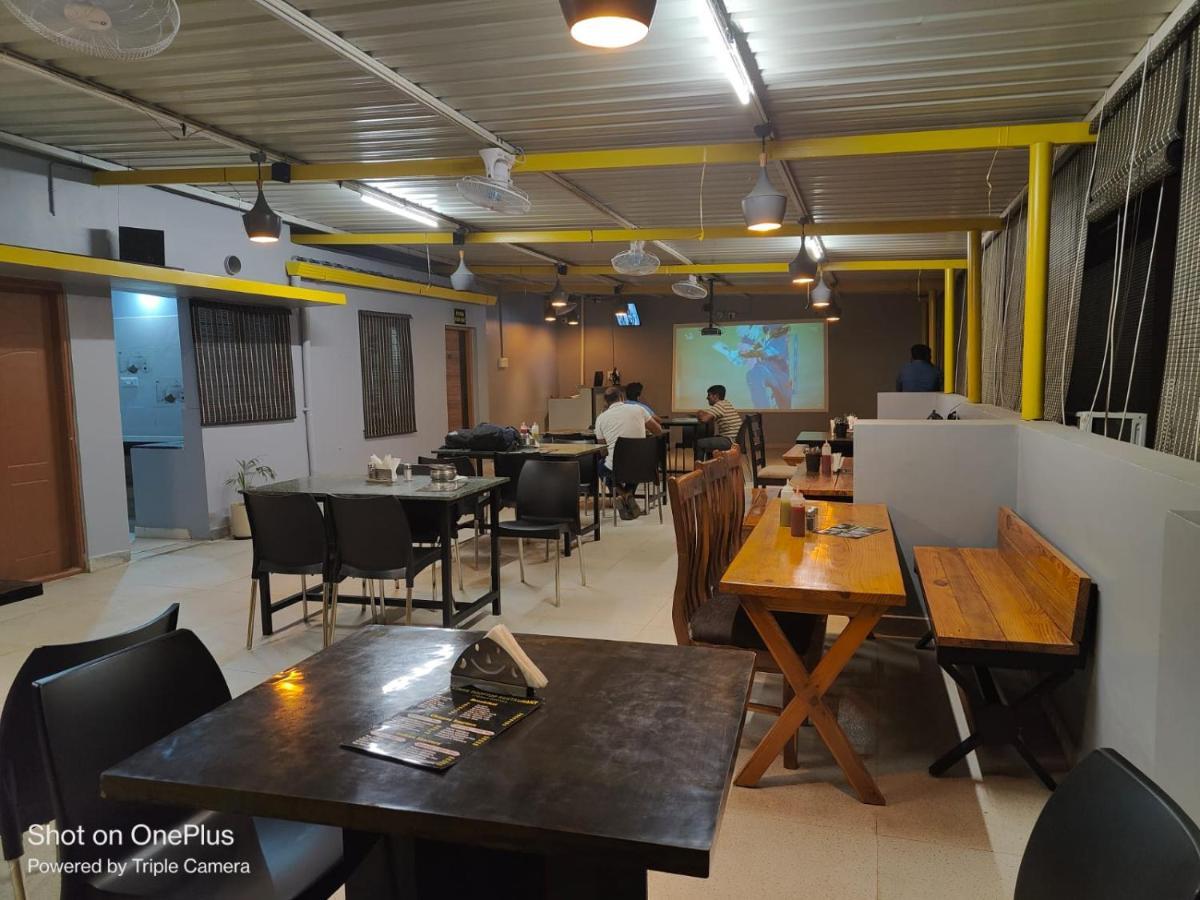 Pristine Inn Manyata Bangalore Exteriör bild